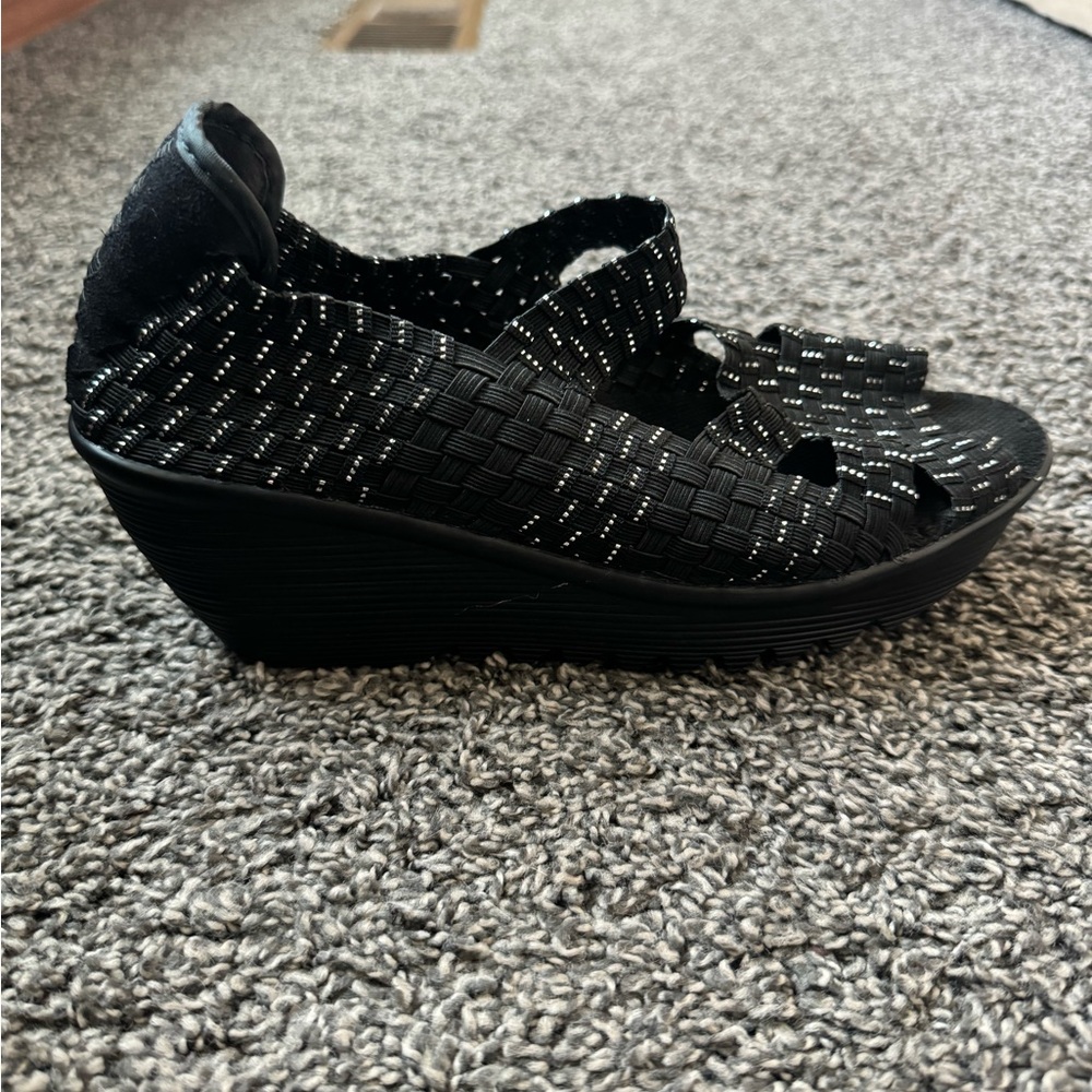 Bernie Mev Women's Halle Wedge Pump-Size 39 EUR/8 USA